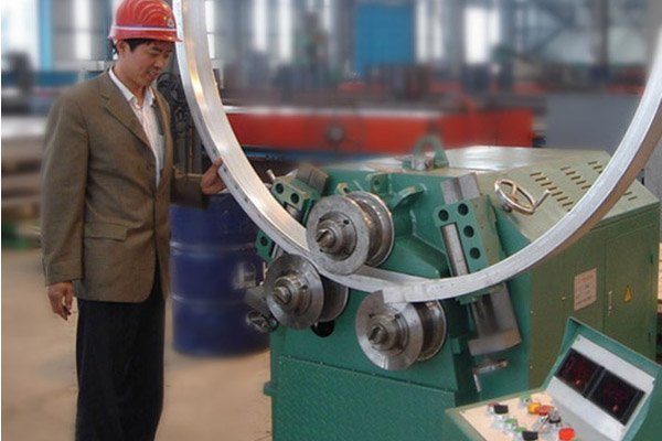 講解型材彎曲機(jī)在彎曲操作時的注意點